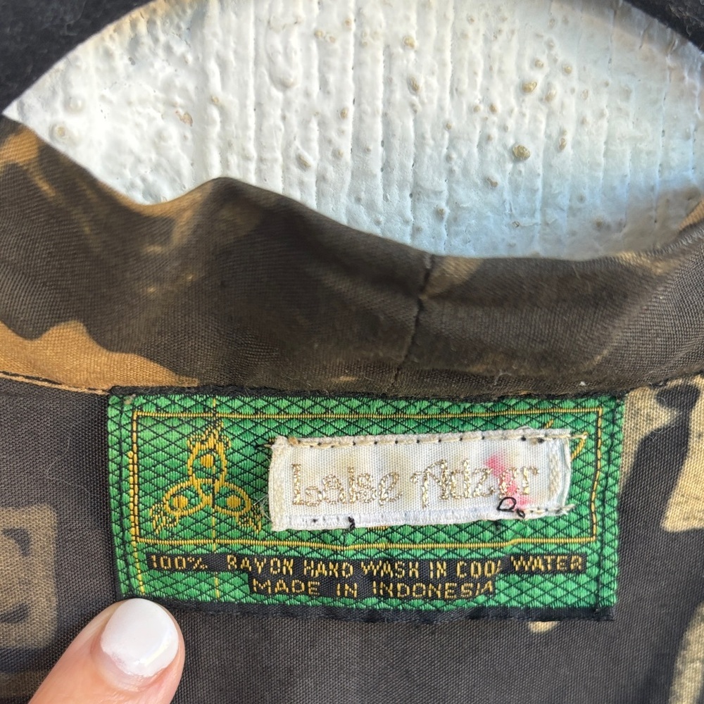 Abstract Patterned Turtle Giraffe Button-Up Overs… - image 3